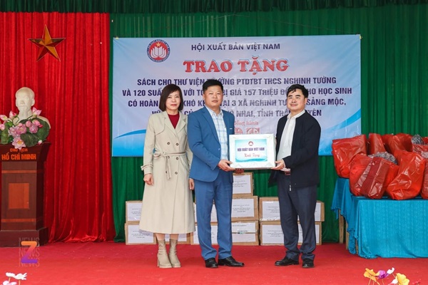 Hội Xuất bản trao quà 'Xuân yêu thương' tới học sinh khó khăn